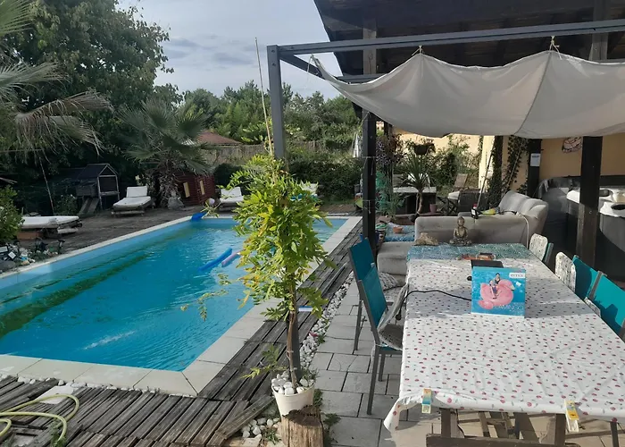 Car Au Bord De L Eau