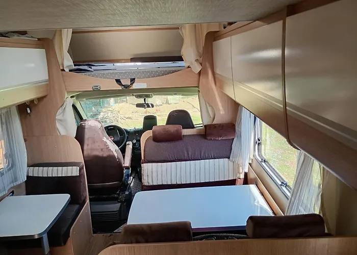 Car Au Bord De L Eau Kamp alanı Pujo-le-Plan