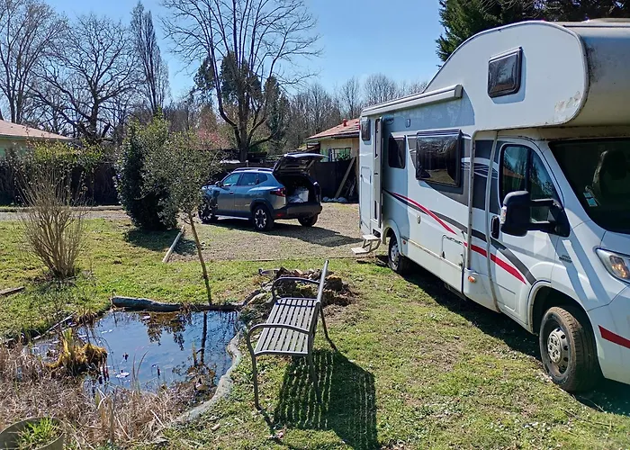 Car Au Bord De L Eau Kamp alanı Pujo-le-Plan